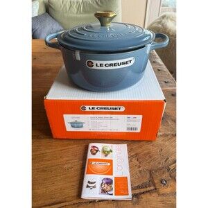 Le Creuset Chambray Round Dutch Oven 4.5 Qt 24 cm Signature Enamel Cast Iron NEW